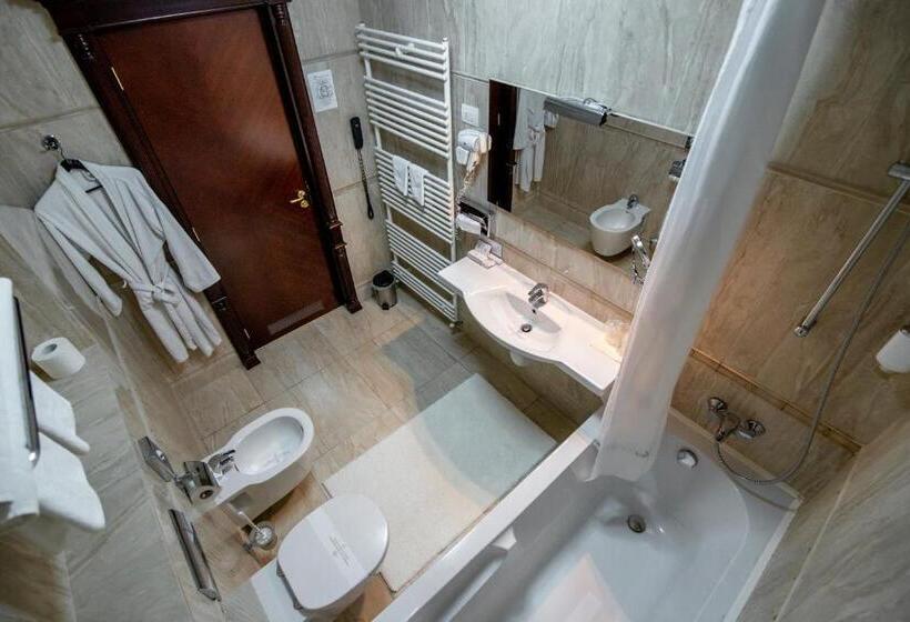 חדר סטנדרט לשלושה עם מרפסת, Golden House