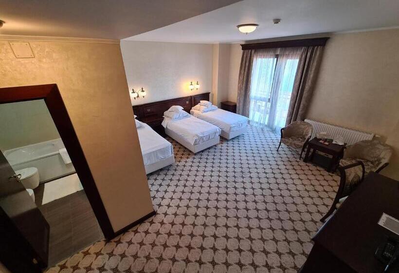 Трехместный Номер Стандарт с Балконом, Golden House