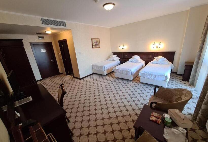 חדר סטנדרט לשלושה עם מרפסת, Golden House