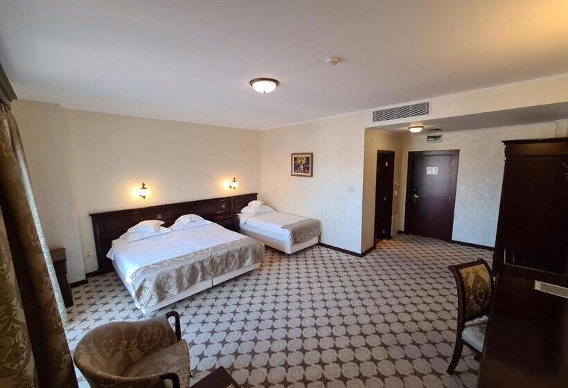 חדר סטנדרט לשלושה עם מרפסת, Golden House