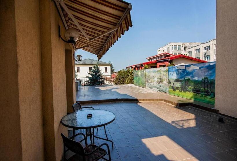 סוויטת ג'וניור עם טרסה, Golden House