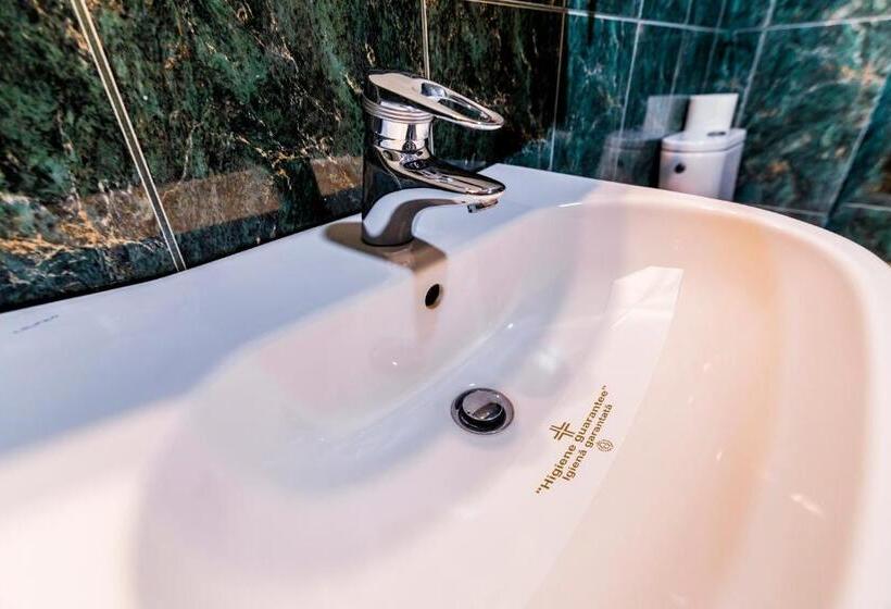 סוויטת ג'וניור עם טרסה, Golden House