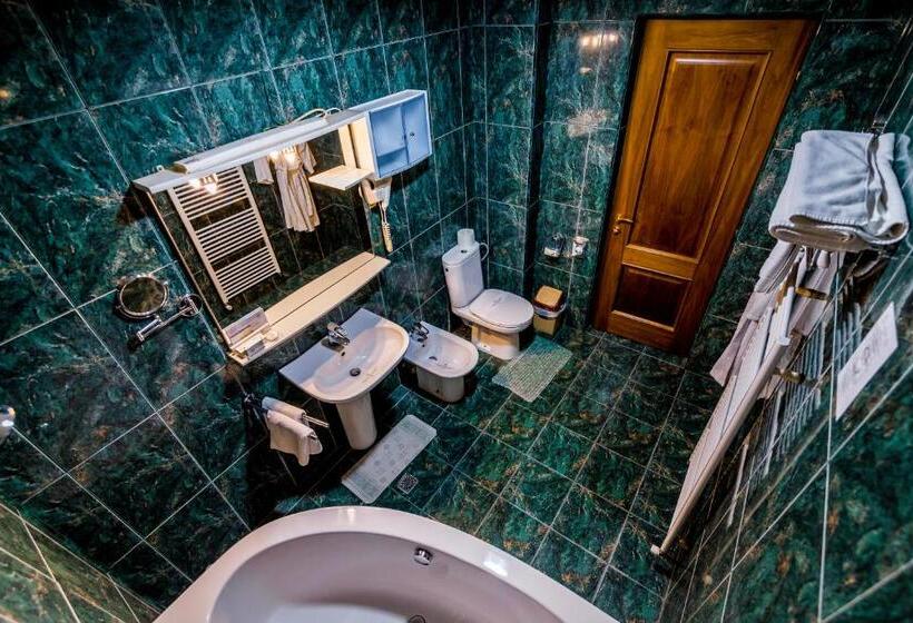 סוויטת ג'וניור עם טרסה, Golden House