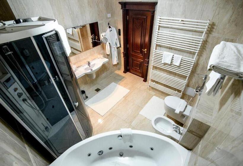 סוויטה משפחתית, Golden House