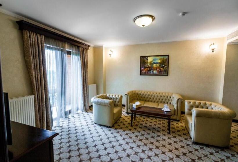 סוויטה משפחתית, Golden House