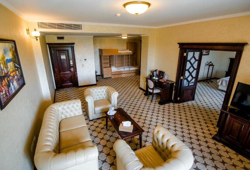 סוויטה משפחתית, Golden House