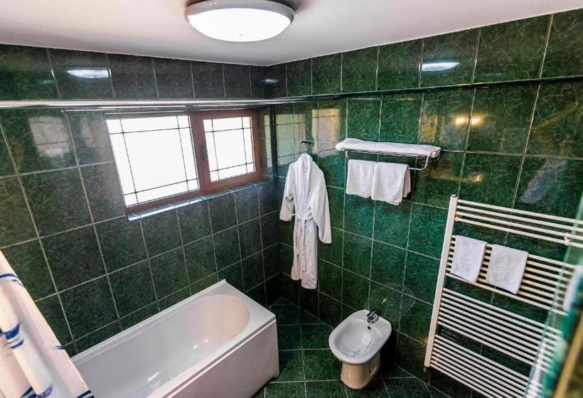 חדר אקונומי, Golden House