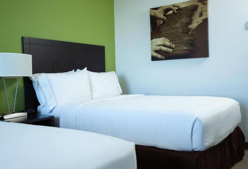 带2个双人床的标准工作室, Holiday Inn Express Managua, An Ihg