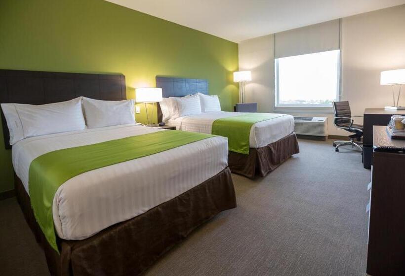 带2个双人床的标准工作室, Holiday Inn Express Managua, An Ihg