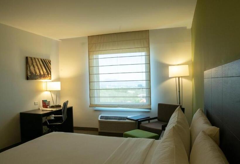 带2个双人床的标准工作室, Holiday Inn Express Managua, An Ihg