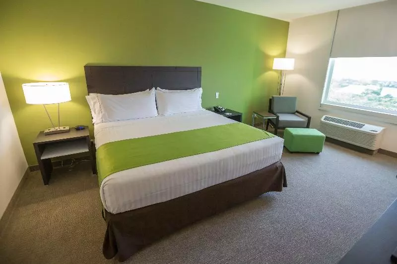 اتاق استاندارد با تخت بزرگ برای معلولان, Holiday Inn Express Managua, An Ihg