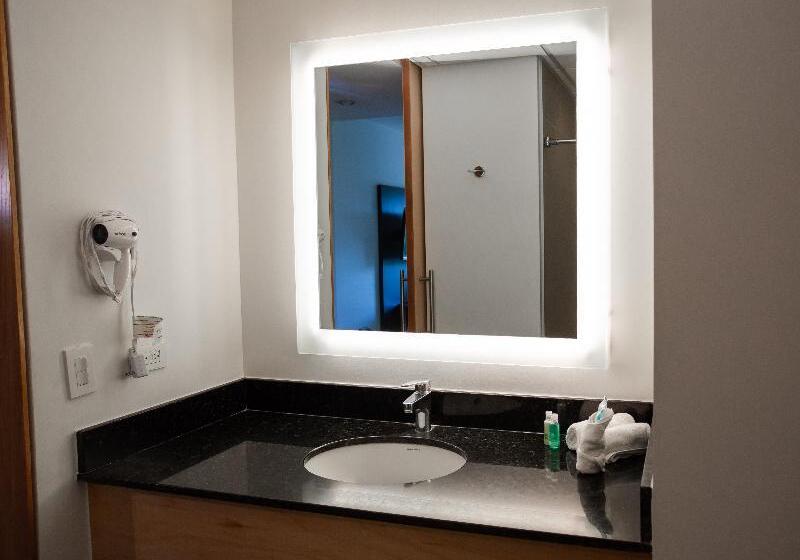 适合残疾人士使用的带超级大床的标准间, Holiday Inn Express Managua, An Ihg