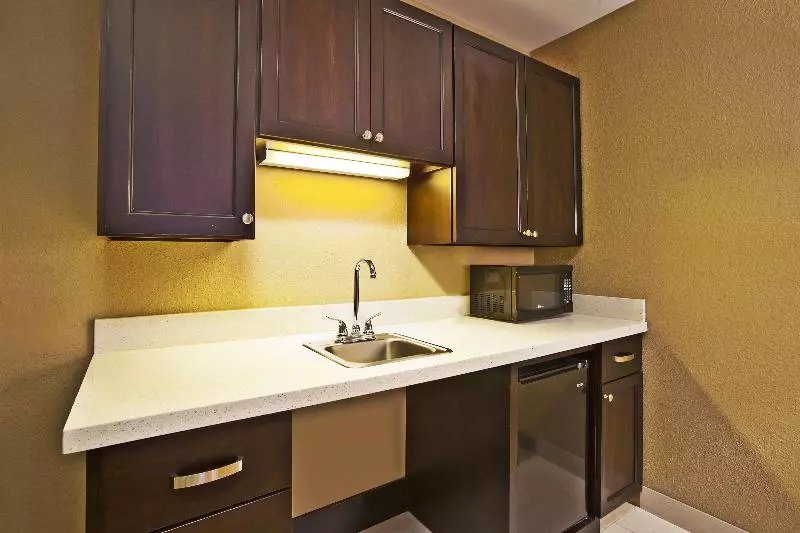 スイート, Holiday Inn Express & Suites Springfield, An Ihg
