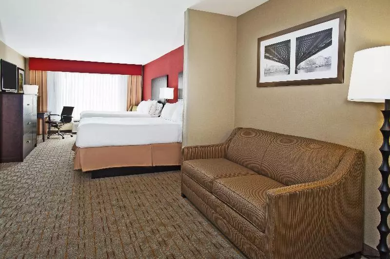 スイート, Holiday Inn Express & Suites Springfield, An Ihg