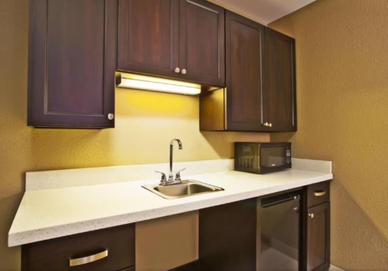 Люкс Кровать Кинг, Holiday Inn Express & Suites Springfield, An Ihg