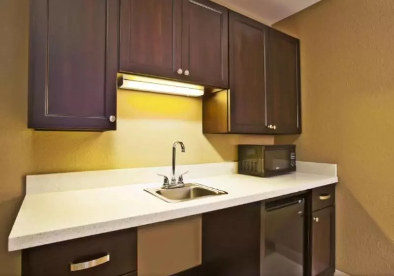 キングサイズベッドのスイートルーム, Holiday Inn Express & Suites Springfield, An Ihg