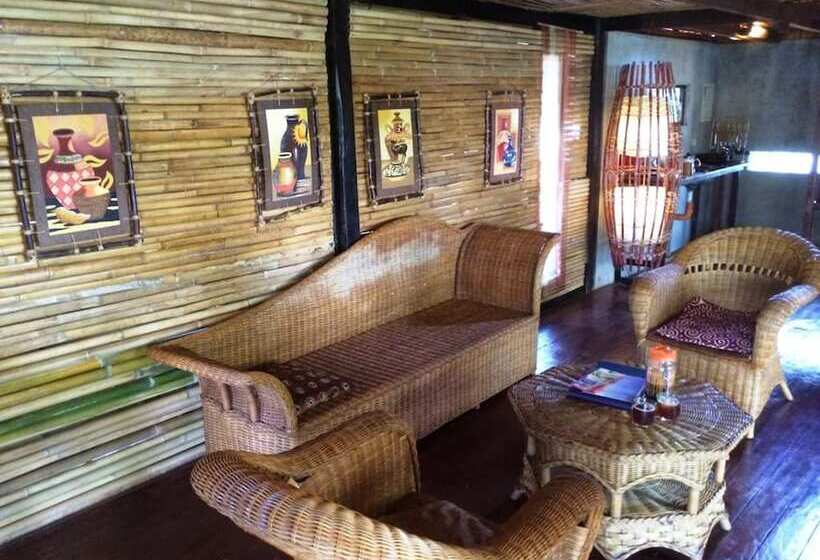 Дом 1 Спальня, The Village House