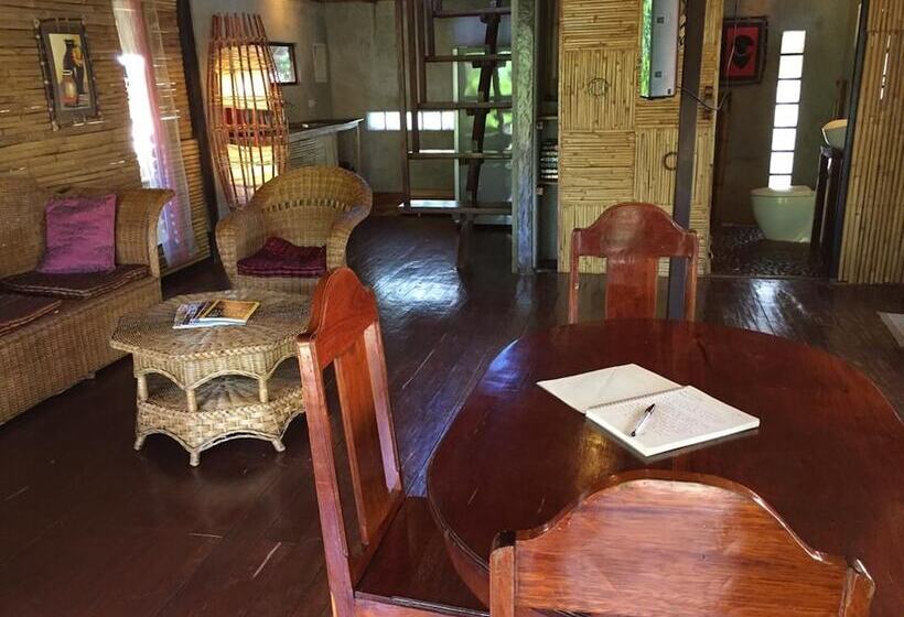 Дом 1 Спальня, The Village House