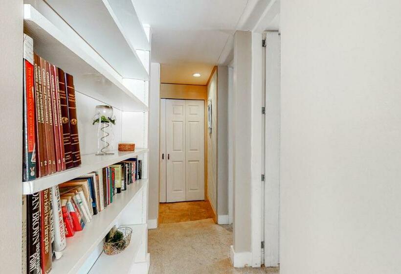 آپارتمان 3 خوابه, Trailside Retreat