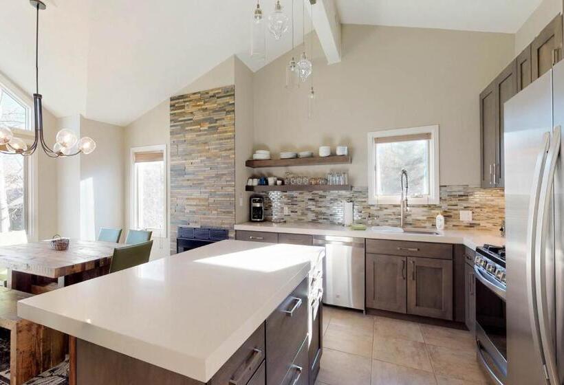 דירת שלושה חדרים, Mountain Jewel