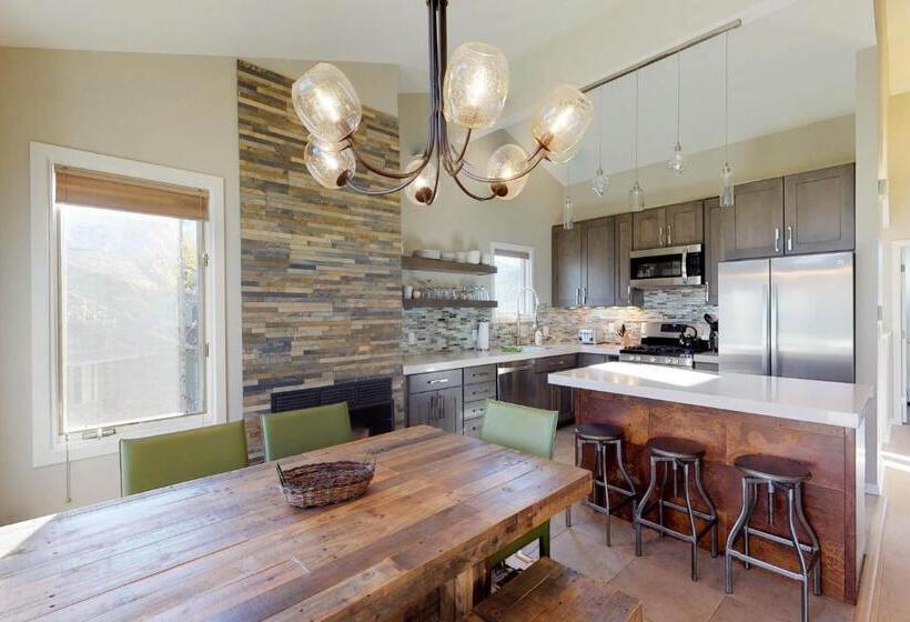 דירת שלושה חדרים, Mountain Jewel