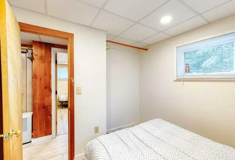２ベッドルームアパートメント, Modern Log Chalet   Lower Unit