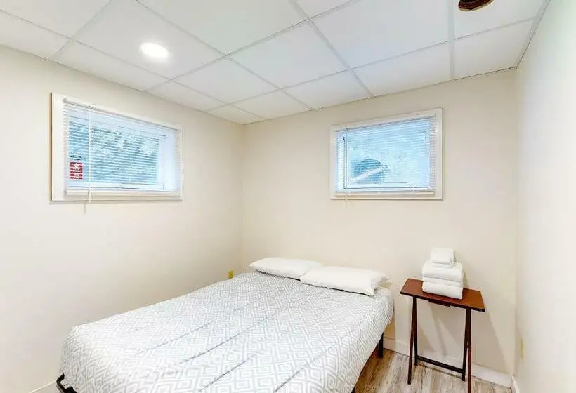 ２ベッドルームアパートメント, Modern Log Chalet   Lower Unit