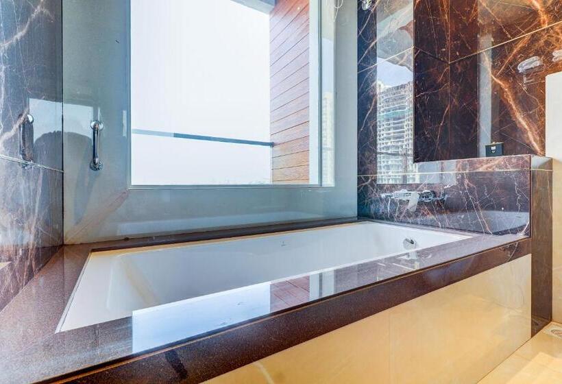 סוויטה דלוקס, Gurudev Grand