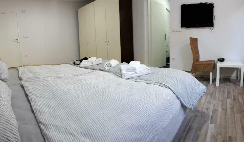 اتاق استاندارد سه نفره, Apartments&rooms Mido