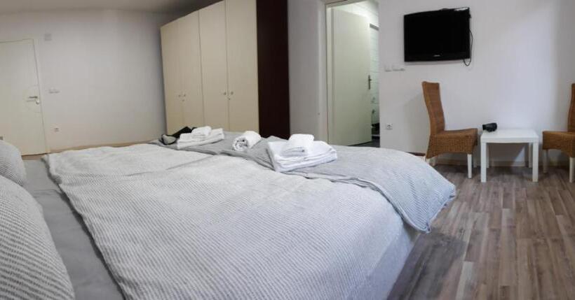 اتاق استاندارد سه نفره, Apartments&rooms Mido