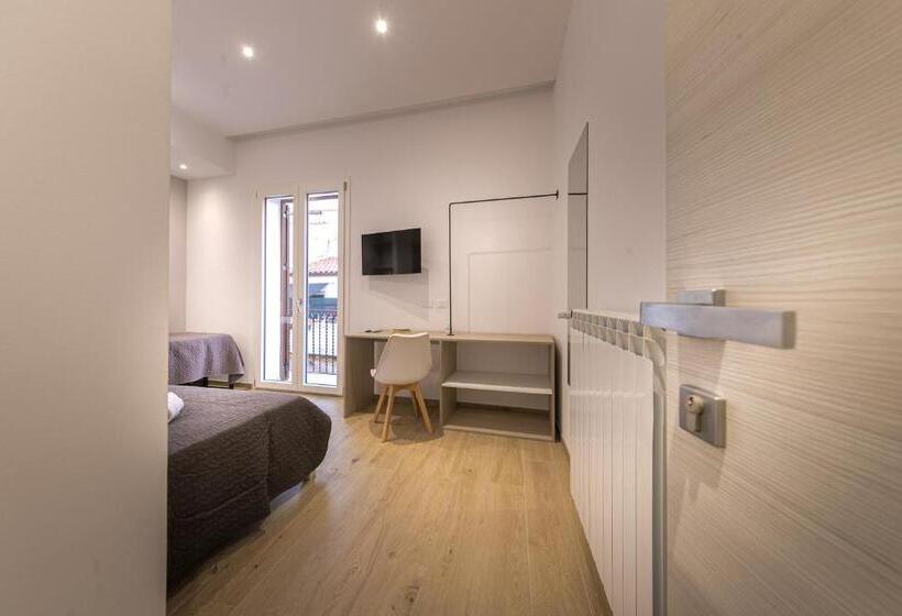 اتاق استاندارد سه تخته با بالکن, Coresi Rooms