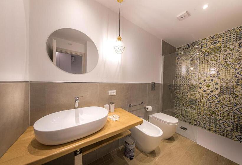 اتاق استاندارد سه تخته با بالکن, Coresi Rooms