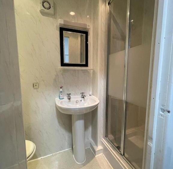 اتاق اکونومی, Manhattan