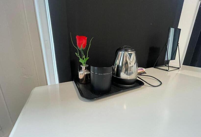 اتاق اکونومی, Manhattan