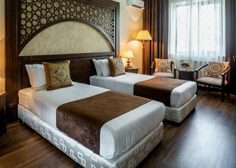 غرفة عائلية, Orient Star