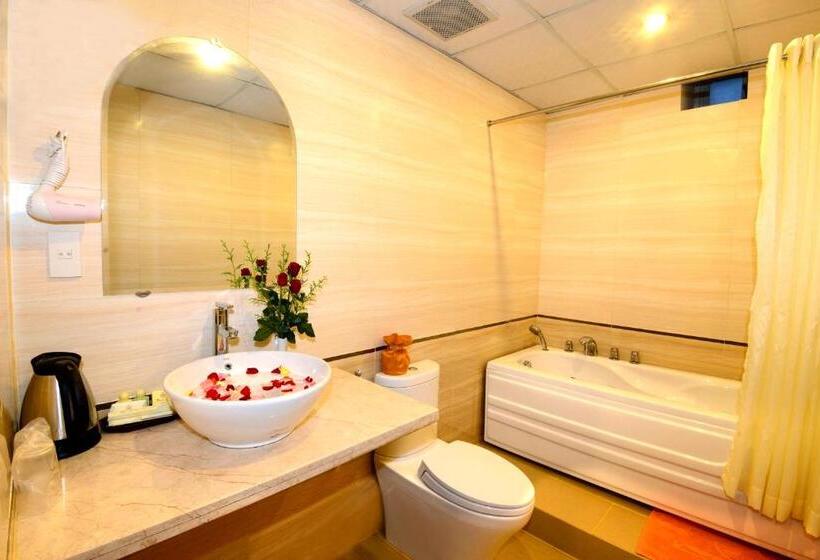 اتاق لوکس با چشمانداز شهر, Thanh Lich Hue