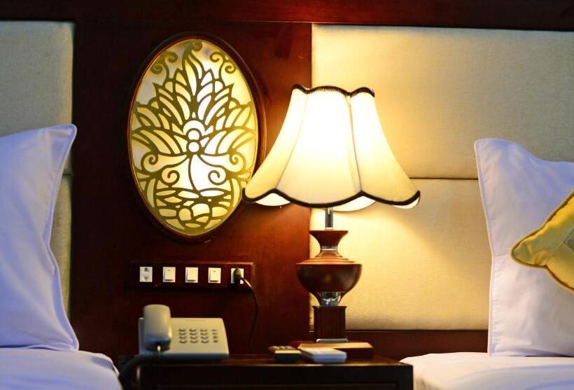 اتاق لوکس با چشمانداز شهر, Thanh Lich Hue