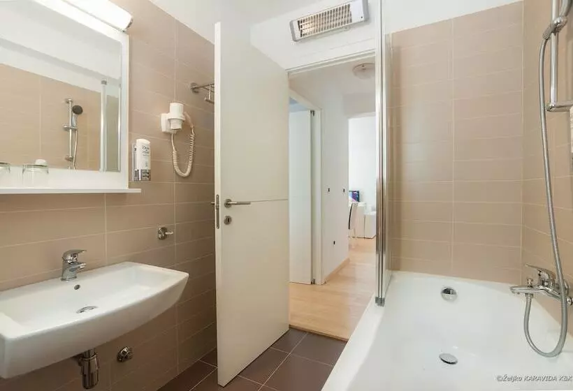 ２ベッドルームのコンフォートアパートメント, Sunnyside Apartments Petrčane