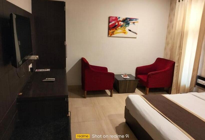 Номер Deluxe, Ashoka Hotel By Wb Inn