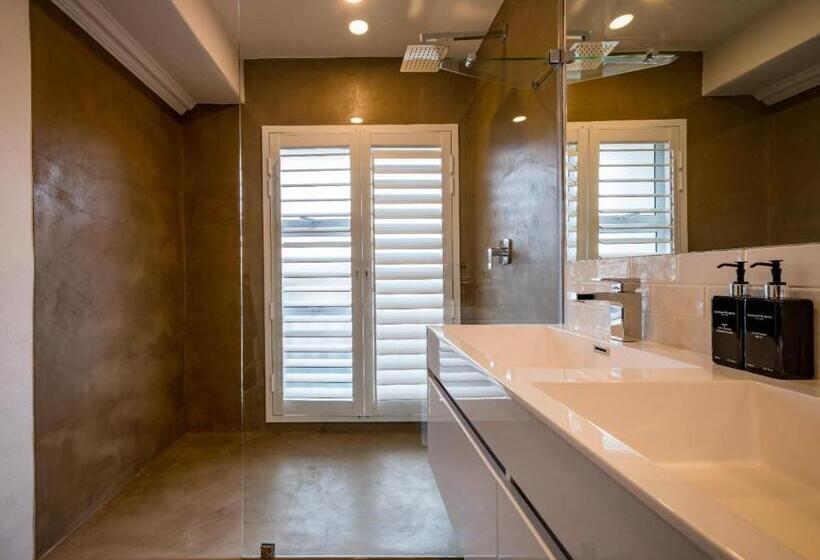 غرفة ديلوكس سرير كينج, Eleven