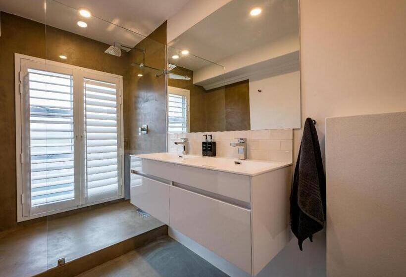 غرفة ديلوكس سرير كينج, Eleven