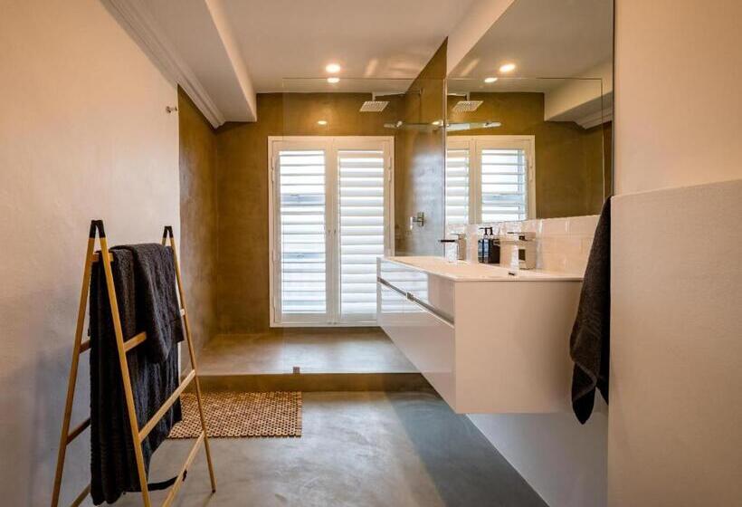 غرفة ديلوكس سرير كينج, Eleven