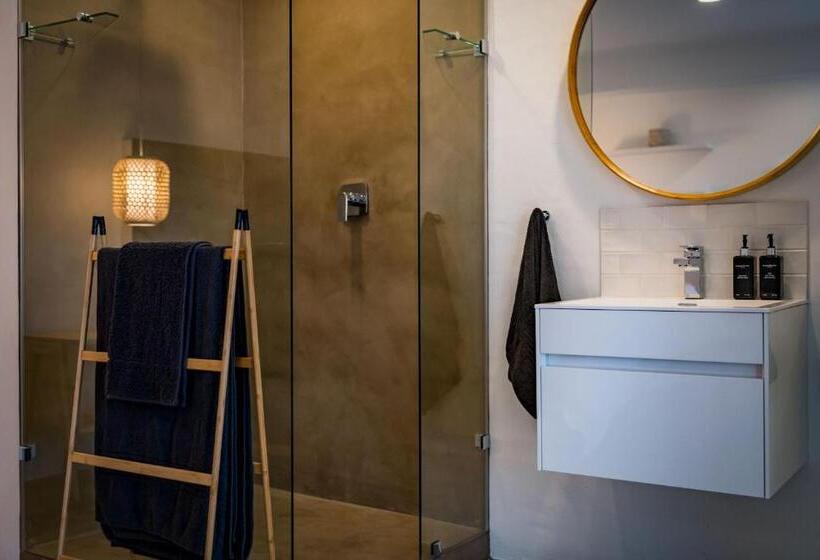 غرفة قياسية سرير كينج, Eleven