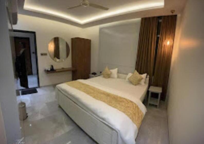 اتاق لوکس, Lunar Stays