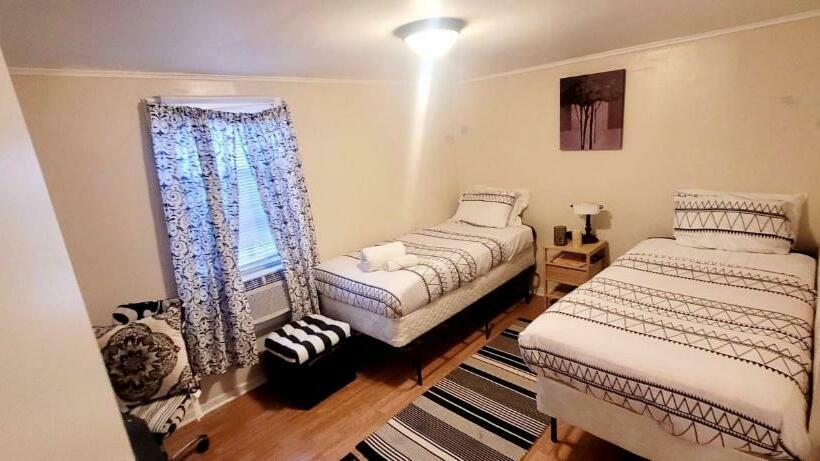 スタンダードルーム, Room In Guest Room Black White Rm By Yale U