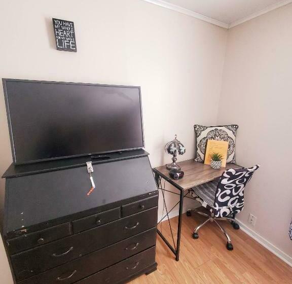 スタンダードルーム, Room In Guest Room Black White Rm By Yale U