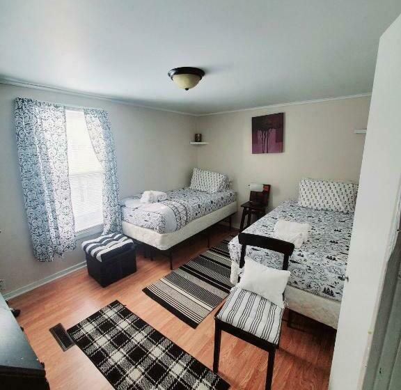 スタンダードルーム, Room In Guest Room Black White Rm By Yale U