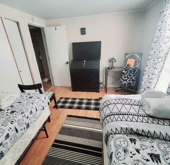 スタンダードルーム, Room In Guest Room Black White Rm By Yale U