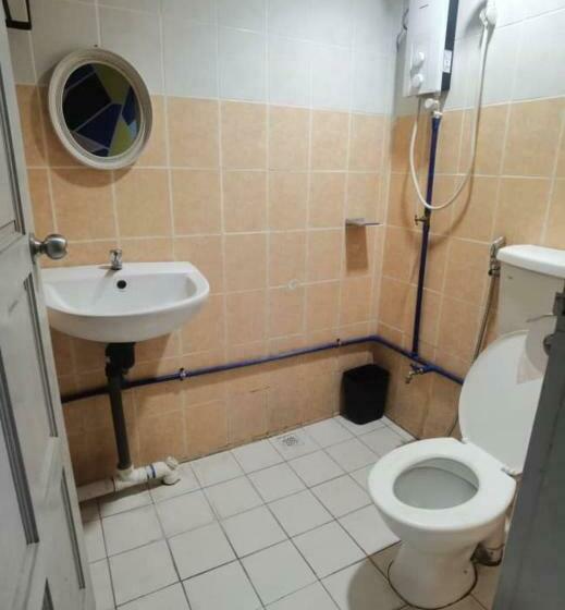 غرفة قياسية حمام مشترك, Oyo Home 90667 Chen Room Bs