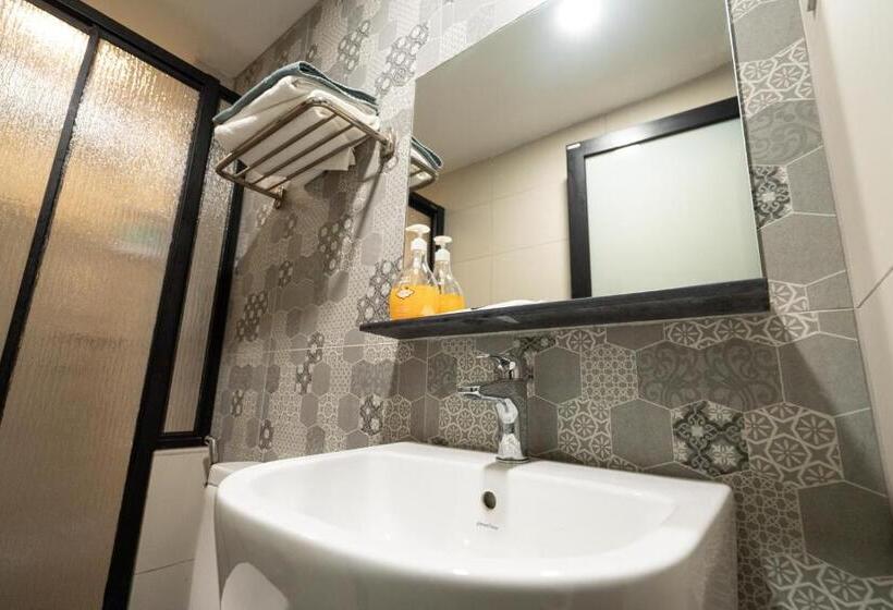 חדר משפחתי דלוקס, The Magazine Boutique